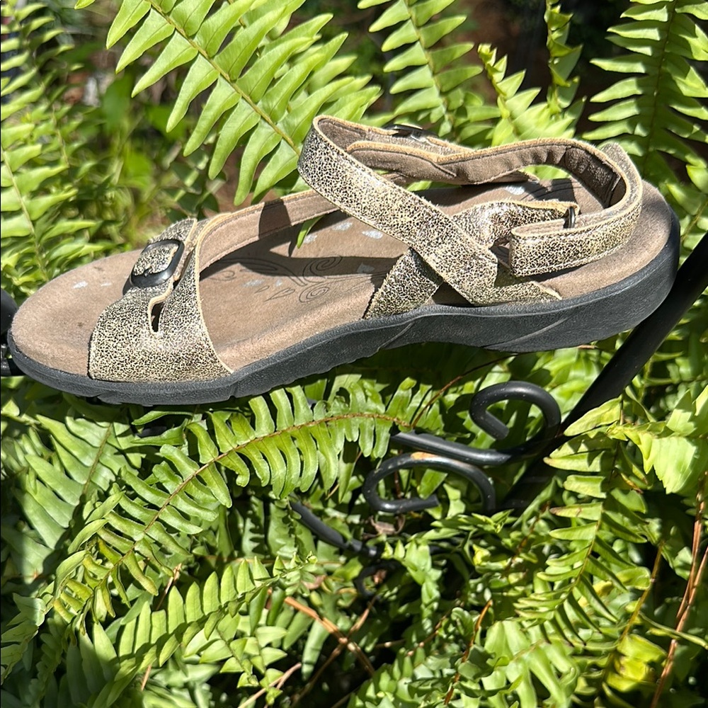 Taos Bea Gold Metallic Sandals with 3 Adjustable Straps•Size 7 - Picture 10 of 14